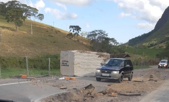 Bloco de granito cai de carreta em rodovia entre Barra de São Francisco a Ecoporanga
