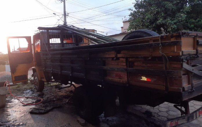 Caminhão pega fogo em Mantena e dono descarta incêndio criminoso