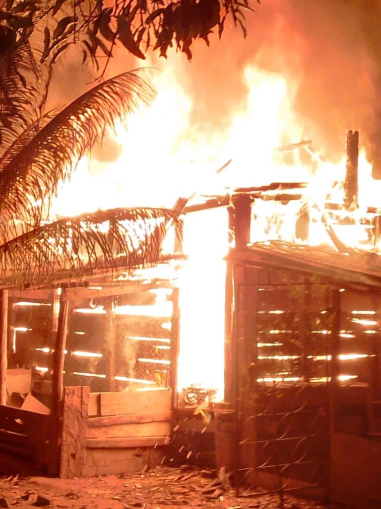 Possível incêndio criminoso destrói casa em distrito de Água Doce do Norte.