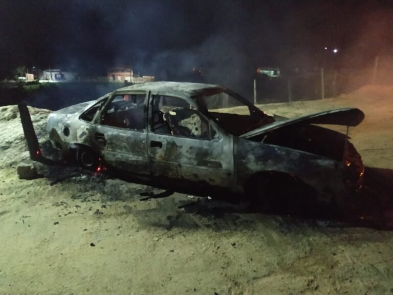 Carro é detruído pelo fogo no Rio Preto.
